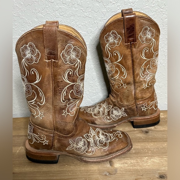 Cheyenne Brown distressed leather boot with floral engrave design size 6 M - Picture 12 of 15